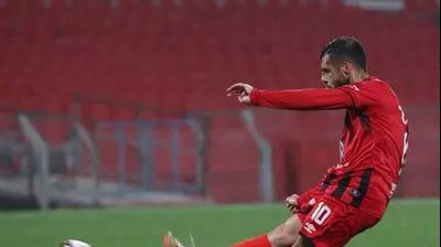 שגיא דרור שחקן הפועל רמת גן בועט כדור חופשי. אודי ציטיאט