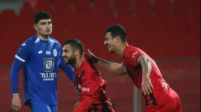 שגיא דרור שחקן הפועל רמת גן חוגג שער, מאחוריו יניב מזרחי. אודי ציטיאט