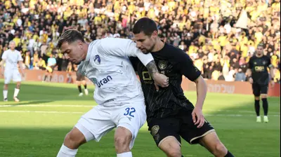 שי בן דוד שחקן עירוני קרית שמונה לצד גריגורי מורוזוב שחקן בית