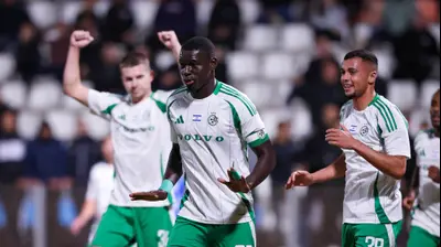 עבדולאי סק שחקן מכבי חיפה חוגג שער שנפסל עם עומר דהן. מאור אלקסלסי