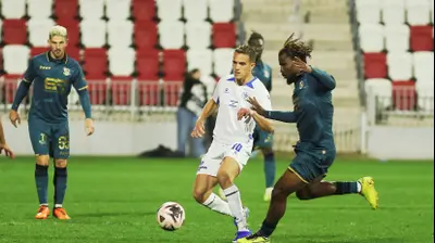 שחקן מכבי בני ריינה אזקיאל הנטי מול שחקן מכבי פתח תקוה ארד בר. קובי אליהו