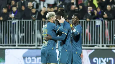 שחקני מכבי בני ריינה חוגגים עם סמביניה. קובי אליהו