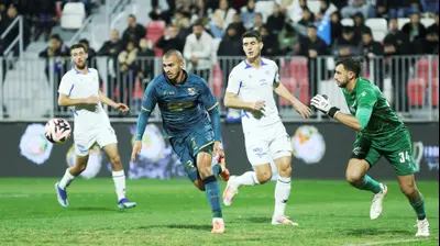 שחקן מכבי בני ריינה קייס גאנם מול שוער מכבי פתח תקוה מרקו וולף. קובי אליהו