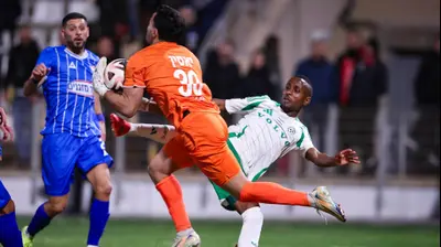 גדי קינדה שחקן מכבי חיפה מול עבד יאסין שוער בני סכנין. מאור אלקסלסי