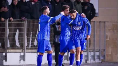 שחקני בני סכנין חוגגים עם עבדאללה חליחל (מימין). מאור אלקסלסי