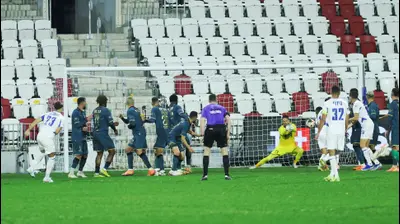 שחקן מכבי פתח תקוה ויטאלי דמשקאן כובש בעיטה חופשית מול בני ריינה. קובי אליהו