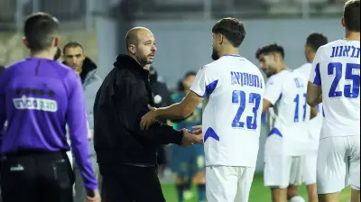 שחקן מכבי פתח תקוה ויטאלי דמשקאן עם תמיר לוזון. קובי אליהו