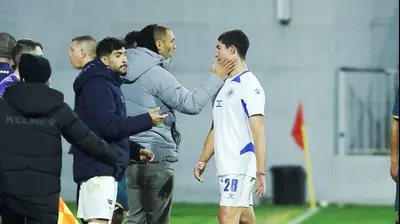 שחקן מכבי פתח תקוה ניב יהושע עם עומר גולן. קובי אליהו