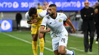 כרם ג'אבר שחקן מכבי נתניה מול ווסלי פטאצ'י שחקן מכבי תל אביב. ברני ארדוב