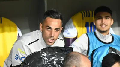 ערן זהבי על ספסל מכבי תל אביב. ברני ארדוב