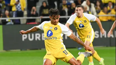 ווסלי פטאצ'י שחקן מכבי תל אביב בועט פנדל. ברני ארדוב