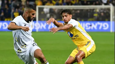 ווסלי פטאצ'י שחקן מכבי תל אביב מול כרם ג'אבר שחקן מכבי נתניה. ברני ארדוב