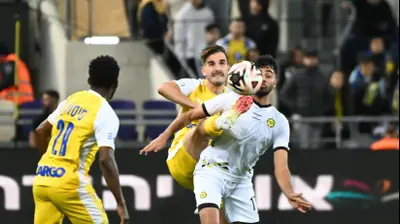 לואי חלף שחקן מכבי נתניה לפני נמניה סטואיץ' שחקן מכבי תל אביב. ברני ארדוב