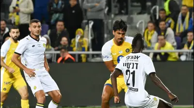 דור פרץ שחקן מכבי תל אביב מבשל שער. ברני ארדוב