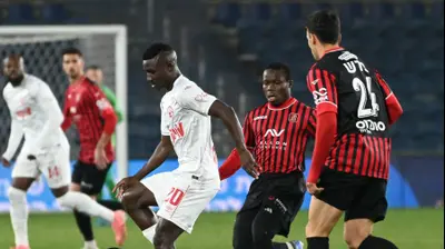 קינגס קאנגווה שחקן הפועל באר שבע לצד סדריק דון שחקן הפועל ירושלים. ברני ארדוב