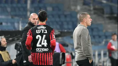 גיא בדש שחקן הפועל ירושלים לצד רן קוז'וך מאמן הפועל באר שבע. ברני ארדוב