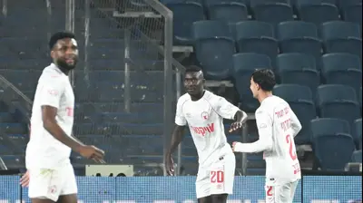 קינגס קאנגווה חוגג עם גיא מזרחי שחקני הפועל באר שבע. ברני ארדוב