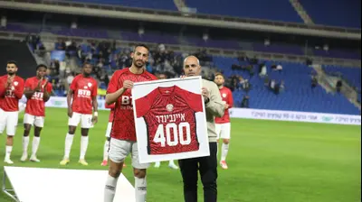 דן איינבינדר שחקן הפועל חדרה בטקס לכבוד משחקו ה-400 בליגת העל עם מנהל הקבוצה איציק טפירו. שלומי גבאי