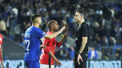 יואב מזרחי שופט כדורגל עם מנשה זלקה שחקן הפועל חדרה, שי קונסטנטין שחקן עירוני טבריה. קובי אליהו