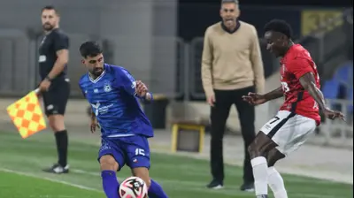 חוסה קורטס שחקן הפועל חדרה מול אלי בלילתי שחקן עירוני טבריה. שלומי גבאי