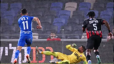 יואב ג'רפי שוער הפועל חיפה הודף פנדל של מוחמד כנעאן. מאור אלקסלסי