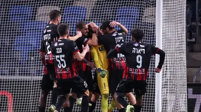 יואב ג'רפי שוער הפועל חיפה אחרי שהדף פנדל של מוחמד כנעאן בדקה ה-90. מאור אלקסלסי