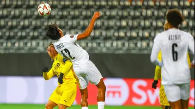 דור פרץ שחקן מכבי תל אביב לצד פטריק ברג שחקן בודה גלימט. GettyImages