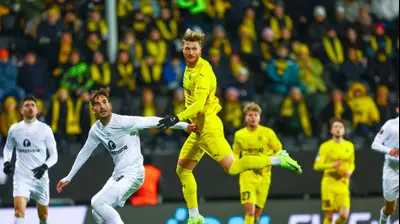 נמניה סטואיץ' שחקן מכבי תל אביב לצד קספר הוג שחקן בודה גלימט. GettyImages