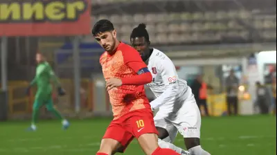 שחקן מ.ס. אשדוד מוחמד כנעאן, מול שחקן הפועל ירושלים, אלוז' יאו. ברני ארדוב