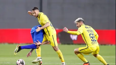 נמניה ליוביסבלייביץ' לצד רועי שוקרני שחקני מכבי בני ריינה. דני מרון