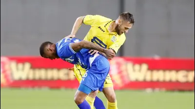 נמניה ליוביסבלייביץ' שחקן מכבי בני ריינה לצד אלפרדו סטיבנס שחקן עירוני קרית שמונה. דני מרון