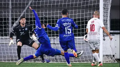 דור חוגי שחקן הפועל חיפה מחמיץ מול דניאל טננבאום שוער עירוני טבריה. מאור אלקסלסי