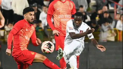 שחקן הפועל ירושלים, סדריק דון, מול שחקן מ.ס. אשדוד אילי טמם. ברני ארדוב