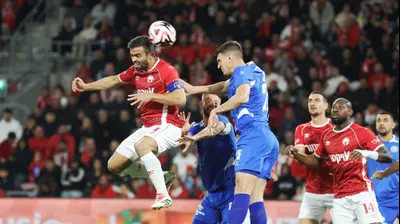 מיגל ויטור שחקן הפועל באר שבע לפני פלאמן גלאבוב שחקן מכבי פתח תקוה. קובי אליהו