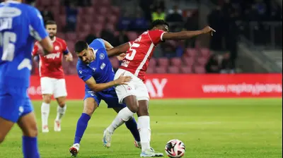 לוקאס ונטורה שחקן הפועל באר שבע לפני אנאס מחאמיד שחקן מכבי פתח תקוה. קובי אליהו