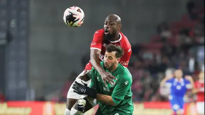 ארנולד גאריטה שחקן הפועל באר שבע בהתנגשות עם מרקו וולף שוער מכבי פתח תקוה. קובי אליהו