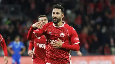 אלון תורג'מן שחקן הפועל באר שבע חוגג שער. קובי אליהו