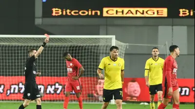 ליסב עיסאת, בלם הפועל חדרה מורחק על ידי דקל צינו. ברני ארדוב