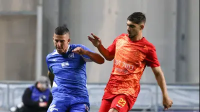 שחקן מכבי פתח תקוה, עידן ורד, מול שחקן מ.ס. אשדוד, אדיר לוי. דני מרון