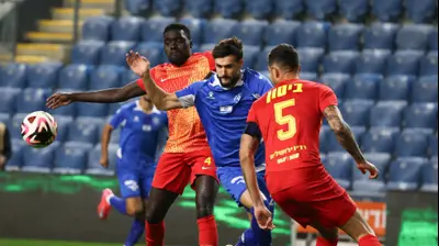 שחקן מכבי פתח תקוה, ויטלי דמשקאן, נאבק בשחקן מ.ס. אשדוד טימותי אוואני. דני מרון