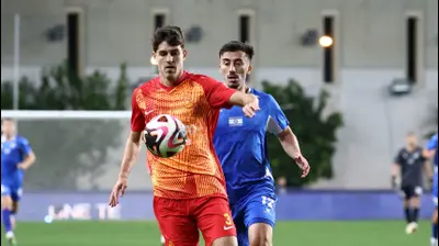 שחקן מ.ס. אשדוד שחר רוזן, לפני שחקן מכבי פתח תקוה אלון אזוגי. דני מרון