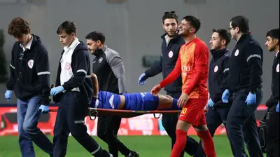 שחקן מ.ס. אשדוד, מוחמד כנעאן, אחרי שהורחק בעקבות עבירה על פלאמן גלאבוב (על האלונקה). דני מרון