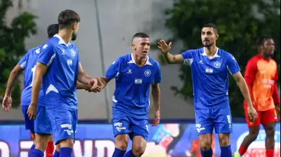 עידן ורד ושחקני מכבי פתח תקוה. דני מרון