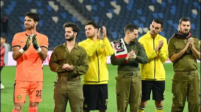 לוחמים לצד שחקני מכבי נתניה. ברני ארדוב