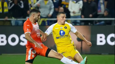 שחקן מכבי תל אביב, אושר דוידה, מול שחקן בית