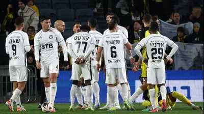 שחקני הפועל חדרה סביב השופט נאאל עודה. דני מרון