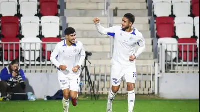 אמיר אלטורי שחקן מכבי פתח תקוה חוגג שער עם אביב סלם. קובי אליהו