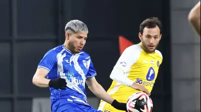 יוריס ואן אובריים שחקן מכבי תל אביב לצד כריסטיאן מרטינס שחקן עירוני קרית שמונה. דני מרון