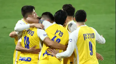 שחקני מכבי תל אביב חוגגים. דני מרון