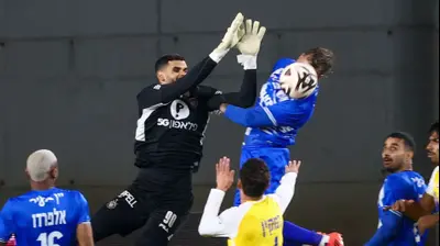 רועי משפתי שוער מכבי תל אביב לצד שי בן דוד שחקן עירוני קרית שמונה. דני מרון